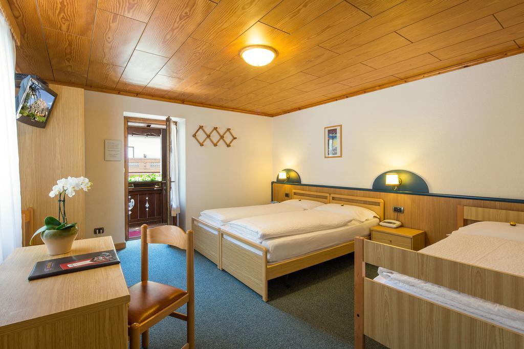 Hotel Garni Ai Serrai Рока Пиеторе Екстериор снимка