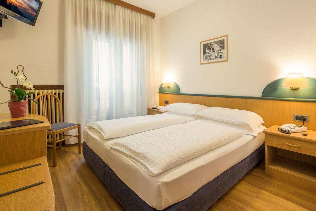 Hotel Garni Ai Serrai Рока Пиеторе Екстериор снимка