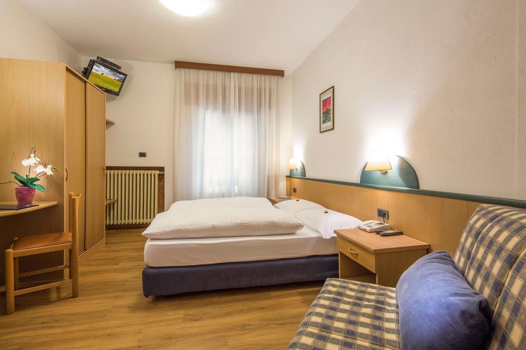 Hotel Garni Ai Serrai Рока Пиеторе Екстериор снимка